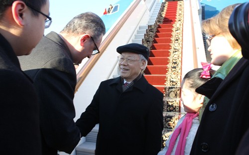 Party leader visits Vietnamese community in Russia - ảnh 1